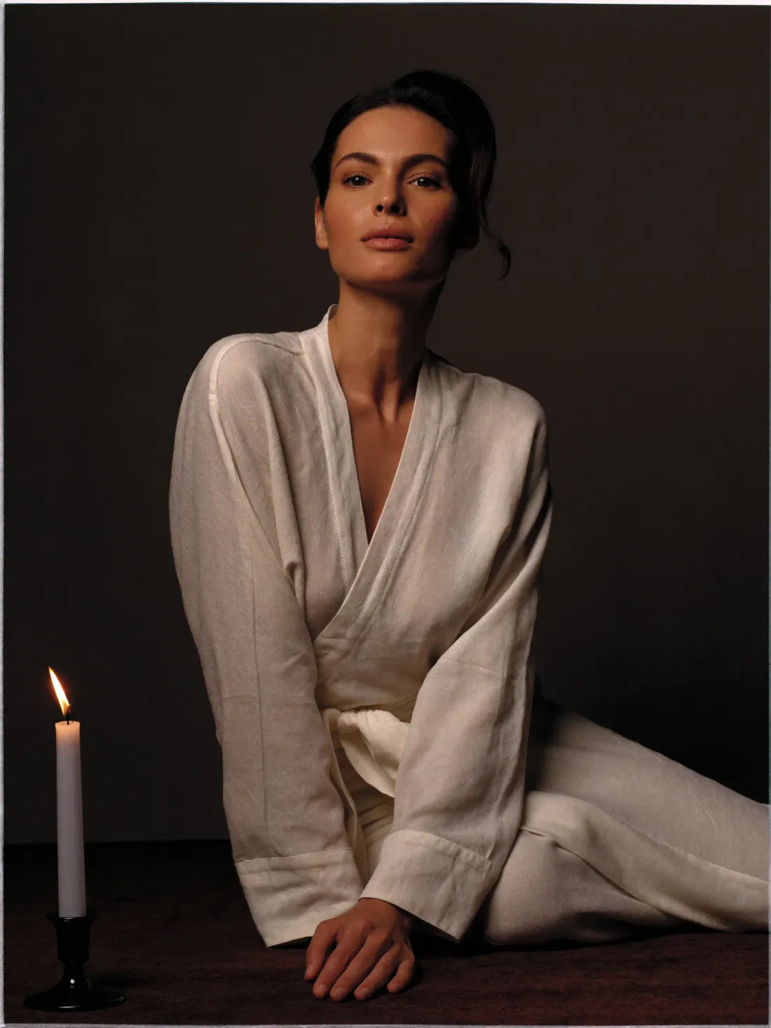 Retrato editorial a la luz de una vela