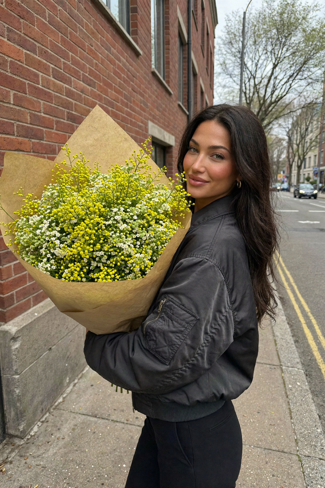 Alba con un ramo de flores